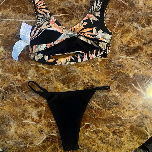 NWOT Rip Curl top & black bottoms! - Picture 2 of 3